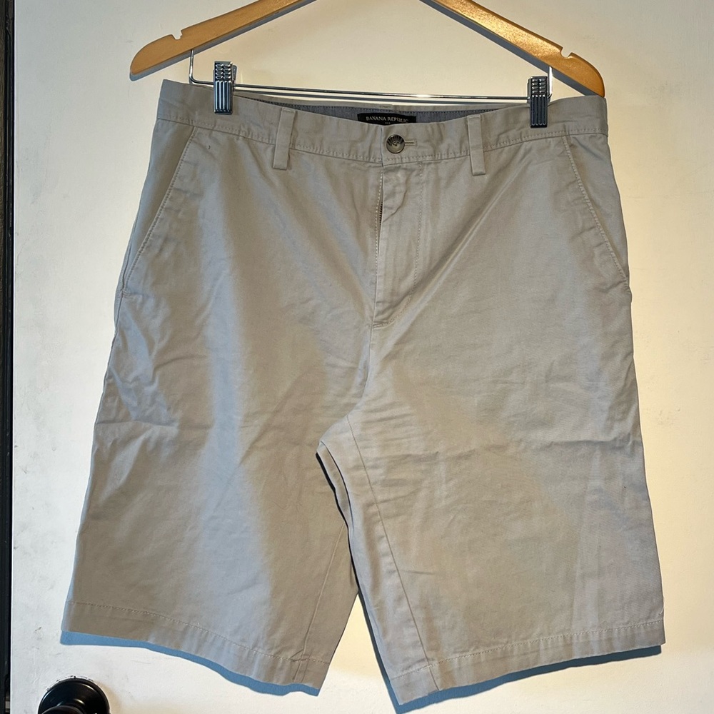 Banana Republic Factory Emerson Short. Light grey. Size 32